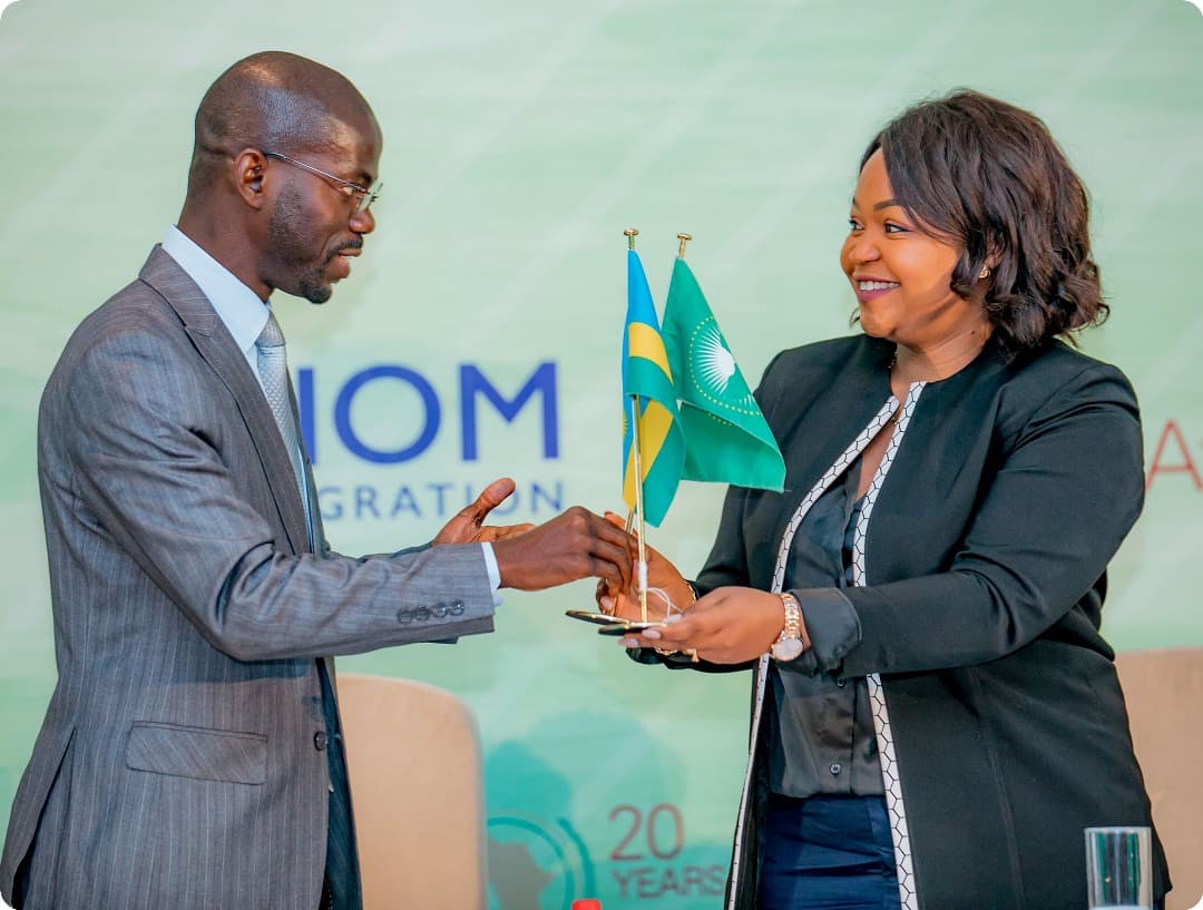 Rwandan officials exchanging flags